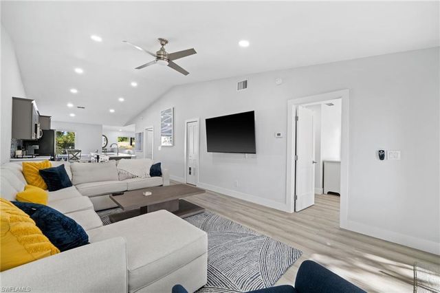 822 Gulf Pavilion DR 201, Naples, FL 34108