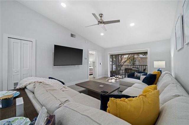 822 Gulf Pavilion DR 201, Naples, FL 34108