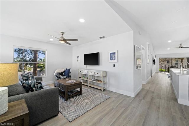 822 Gulf Pavilion DR 201, Naples, FL 34108