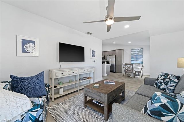 822 Gulf Pavilion DR 201, Naples, FL 34108