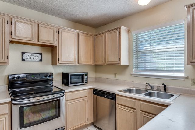 2811 Monthaven Drive, Arlington, TX 76001