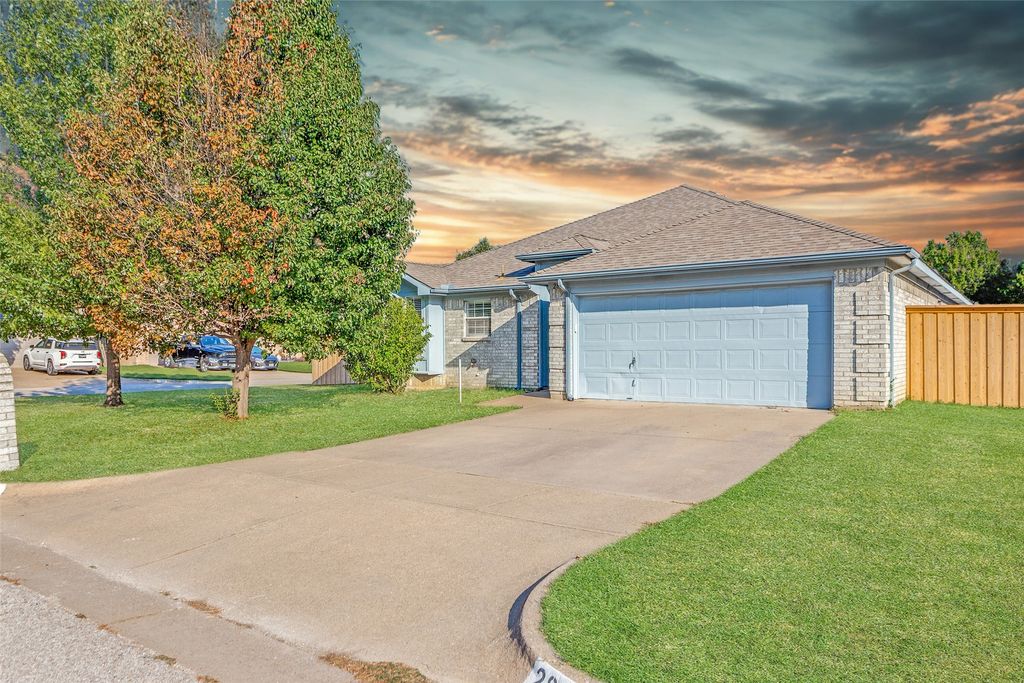 2811 Monthaven Drive, Arlington, TX 76001