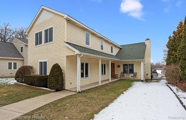 2324 N Duck Lake Road, Highland Charter Township, MI 48356