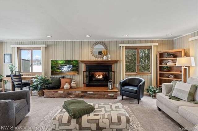 2324 N Duck Lake Road, Highland Charter Township, MI 48356