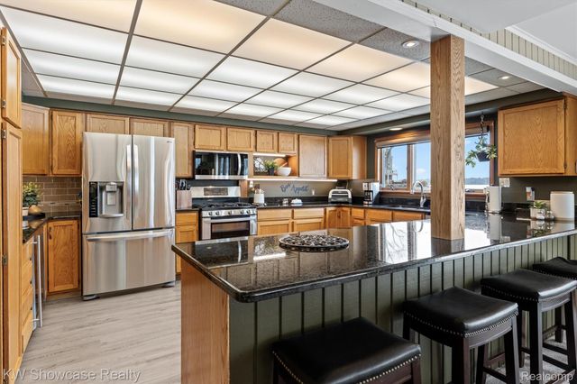 2324 N Duck Lake Road, Highland Charter Township, MI 48356