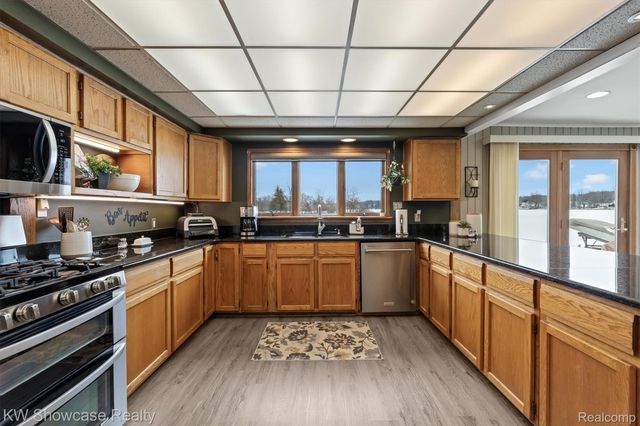 2324 N Duck Lake Road, Highland Charter Township, MI 48356