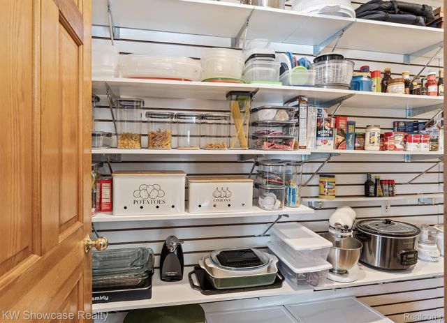 2324 N Duck Lake Road, Highland Charter Township, MI 48356