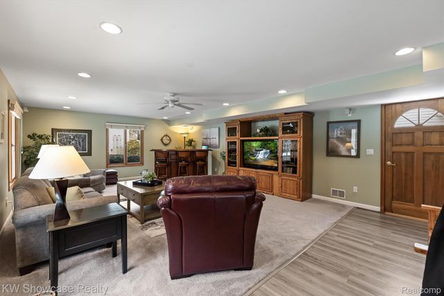 2324 N Duck Lake Road, Highland Charter Township, MI 48356