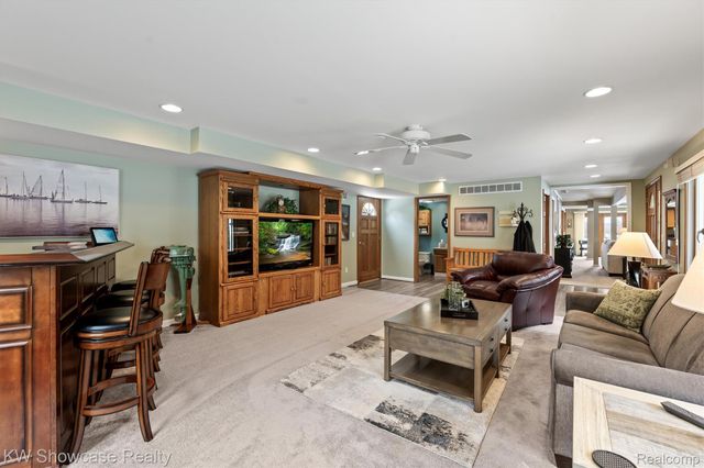 2324 N Duck Lake Road, Highland Charter Township, MI 48356