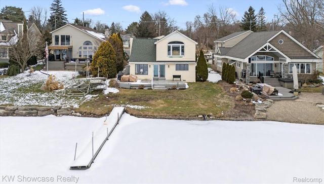 2324 N Duck Lake Road, Highland Charter Township, MI 48356