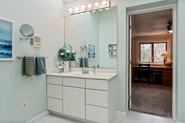 2324 N Duck Lake Road, Highland Charter Township, MI 48356