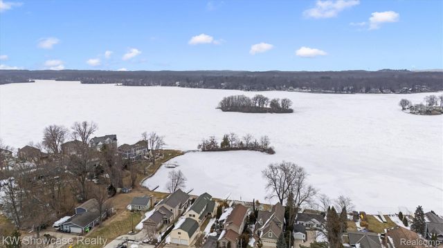 2324 N Duck Lake Road, Highland Charter Township, MI 48356