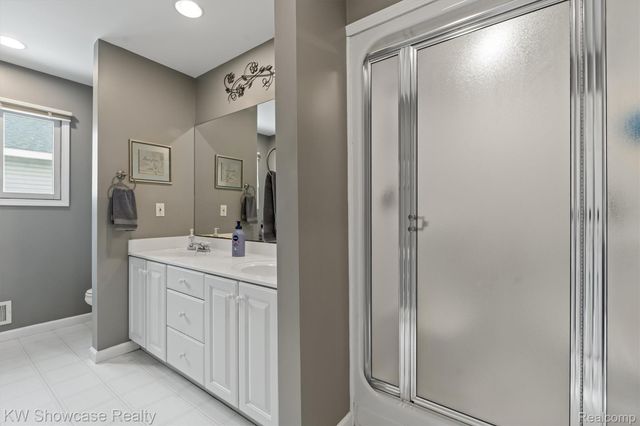 2324 N Duck Lake Road, Highland Charter Township, MI 48356