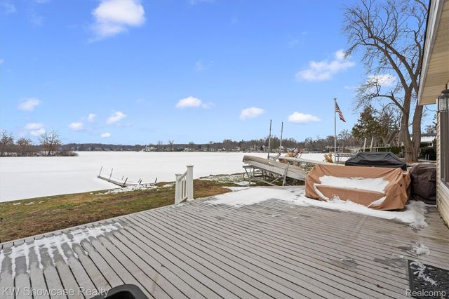 2324 N Duck Lake Road, Highland Charter Township, MI 48356