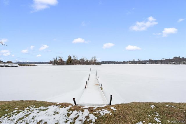 2324 N Duck Lake Road, Highland Charter Township, MI 48356