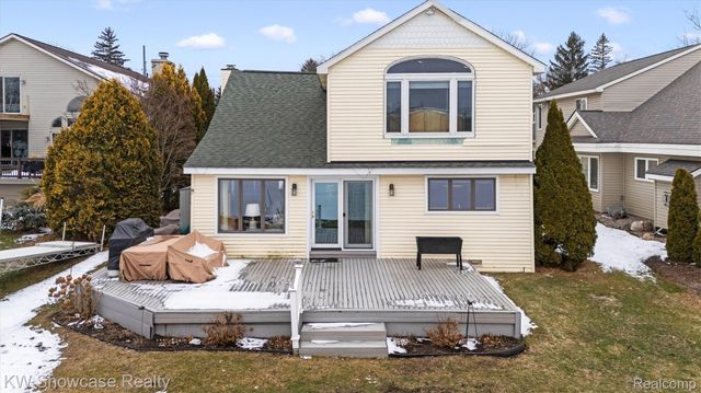 2324 N Duck Lake Road, Highland Charter Township, MI 48356