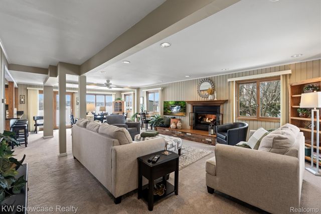 2324 N Duck Lake Road, Highland Charter Township, MI 48356