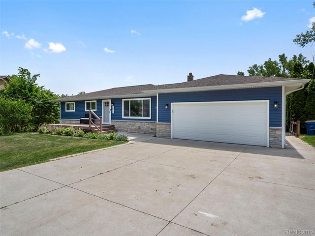 5015 Coshocton Drive, Waterford Charter Township, MI 48327