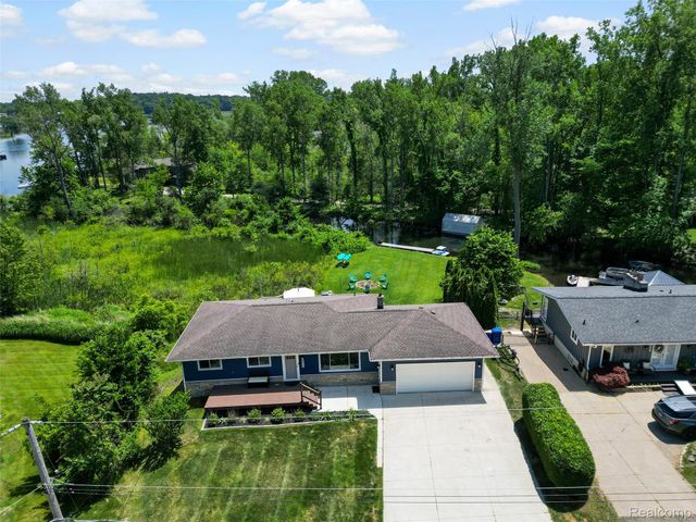 5015 Coshocton Drive, Waterford Charter Township, MI 48327