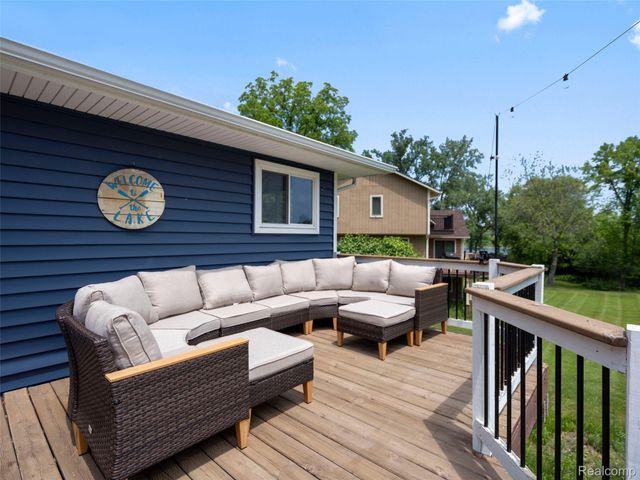 5015 Coshocton Drive, Waterford Charter Township, MI 48327