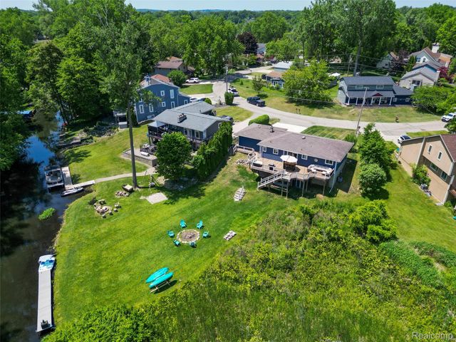 5015 Coshocton Drive, Waterford Charter Township, MI 48327