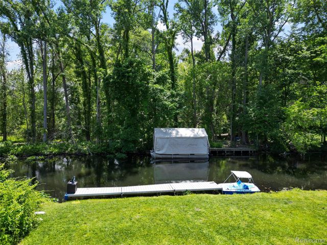 5015 Coshocton Drive, Waterford Charter Township, MI 48327