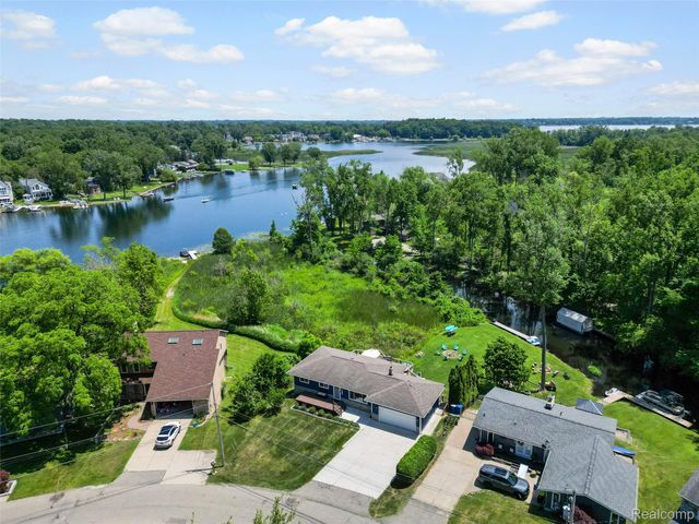 5015 Coshocton Drive, Waterford Charter Township, MI 48327