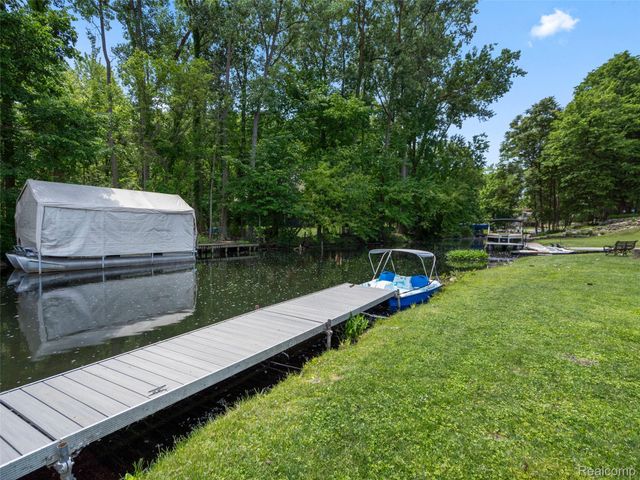 5015 Coshocton Drive, Waterford Charter Township, MI 48327