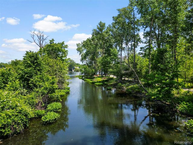 5015 Coshocton Drive, Waterford Charter Township, MI 48327