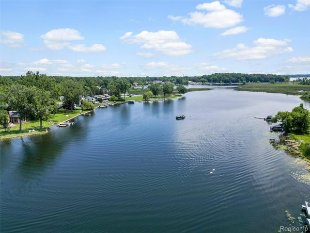 5015 Coshocton Drive, Waterford Charter Township, MI 48327