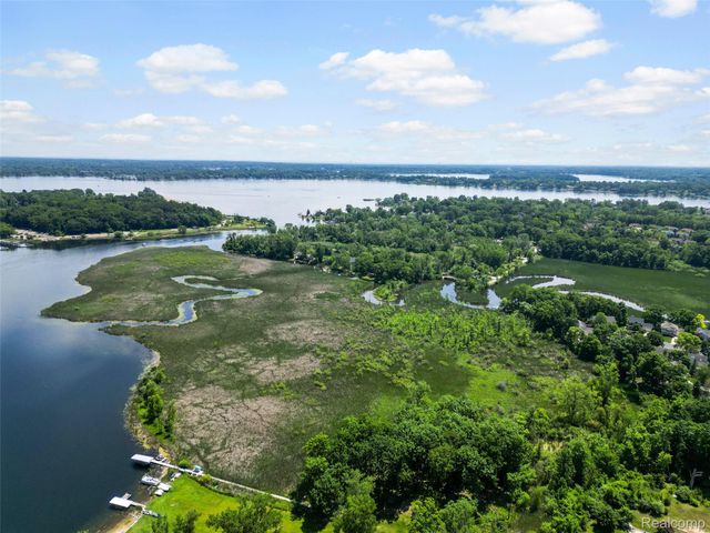5015 Coshocton Drive, Waterford Charter Township, MI 48327