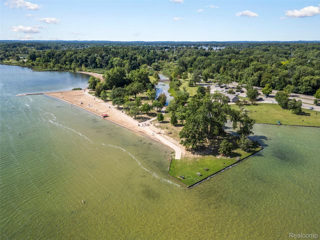5015 Coshocton Drive, Waterford Charter Township, MI 48327