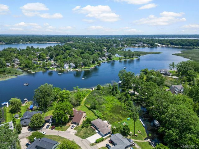 5015 Coshocton Drive, Waterford Charter Township, MI 48327