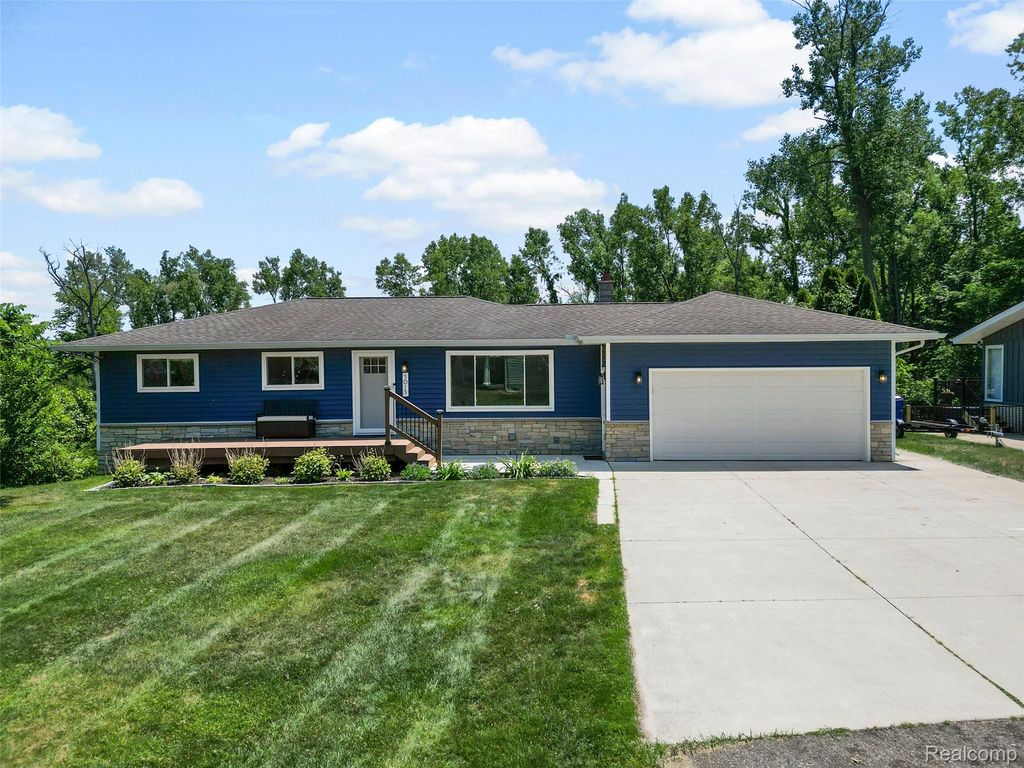 5015 Coshocton Drive, Waterford Charter Township, MI 48327