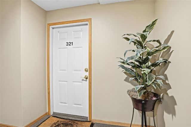 321 Woodside Drive, Iowa City, IA 52246