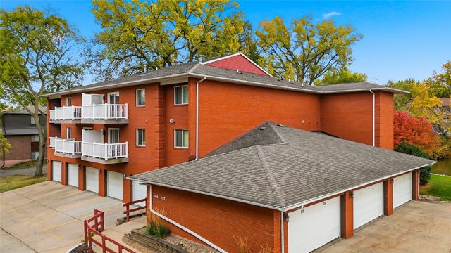 321 Woodside Drive, Iowa City, IA 52246