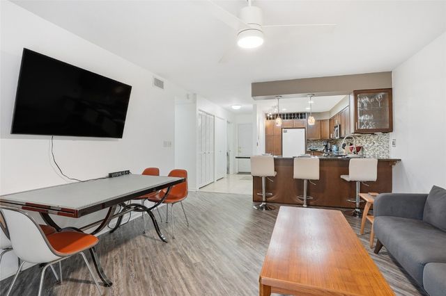 321 Woodside Drive, Iowa City, IA 52246