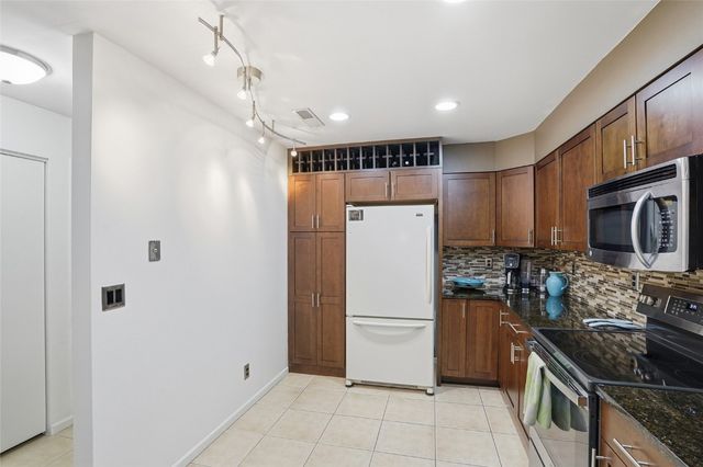 321 Woodside Drive, Iowa City, IA 52246