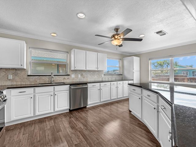 258 Barracuda Street, Hitchcock, TX 77563