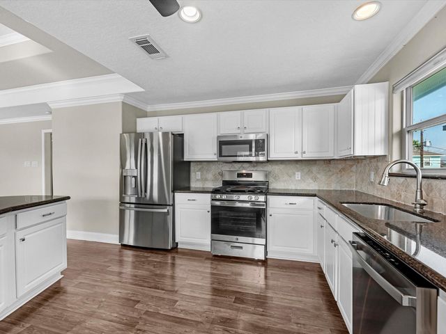 258 Barracuda Street, Hitchcock, TX 77563