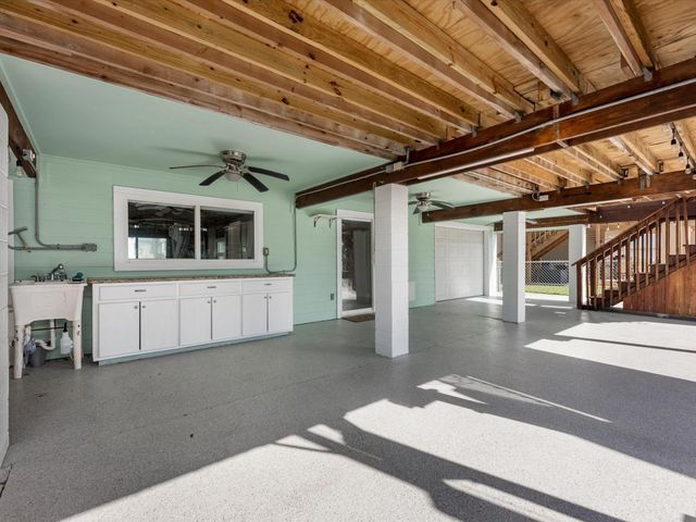 258 Barracuda Street, Hitchcock, TX 77563