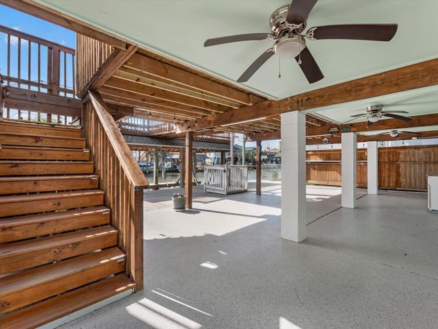 258 Barracuda Street, Hitchcock, TX 77563