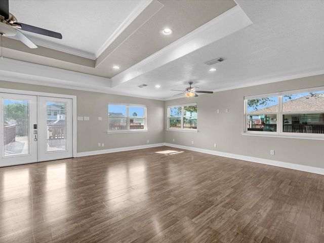 258 Barracuda Street, Hitchcock, TX 77563