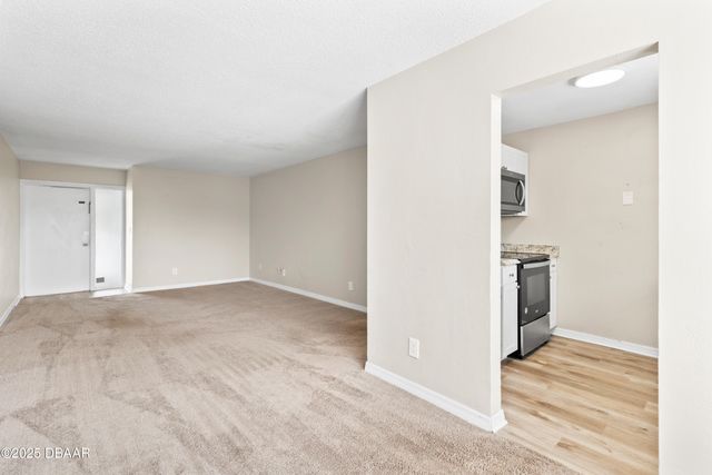 303 Ridge Blvd Apt 207, South Daytona, FL 32119