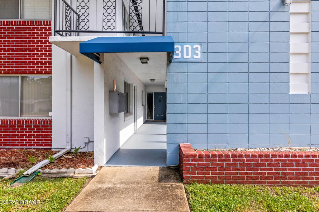 303 Ridge Blvd Apt 207, South Daytona, FL 32119