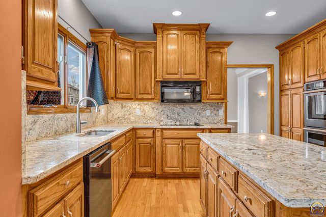 1128 Dubs Ct, Lawrence, KS 66049