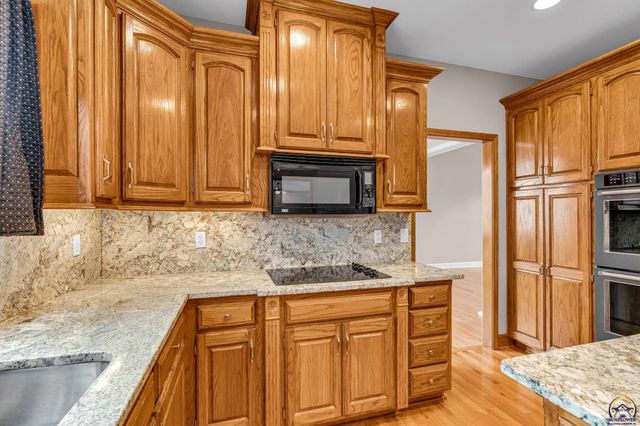1128 Dubs Ct, Lawrence, KS 66049