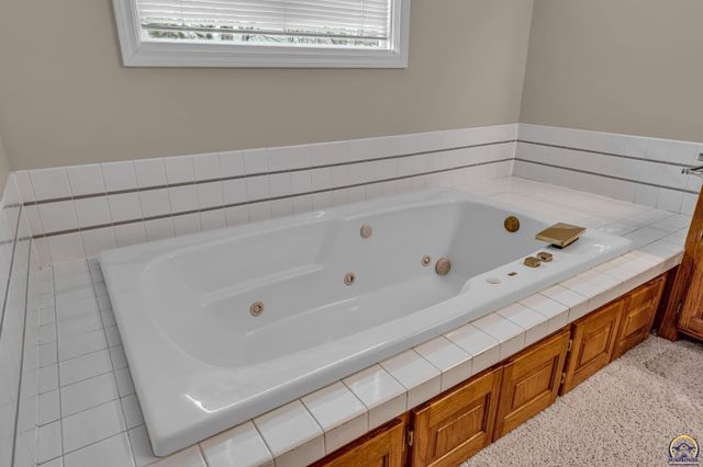 1128 Dubs Ct, Lawrence, KS 66049