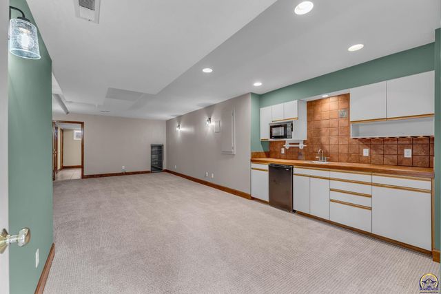 1128 Dubs Ct, Lawrence, KS 66049