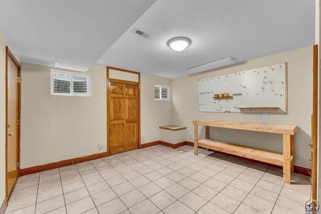 1128 Dubs Ct, Lawrence, KS 66049